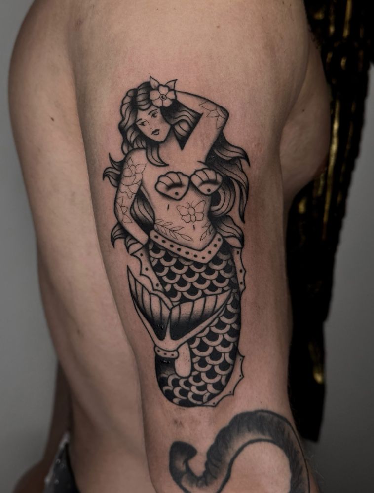 Tatuagem de sereia old school, na coxa.